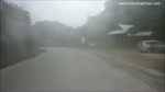 Phuot_Qua_Deo_Thung_Khe_Trong_Mot_Ngay_Suong_Mu_Dau_Dong.flv