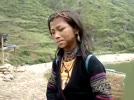 Co_gai_dan_toc_noi_tieng_anh_ngang_nguoi_ban_dia.flv